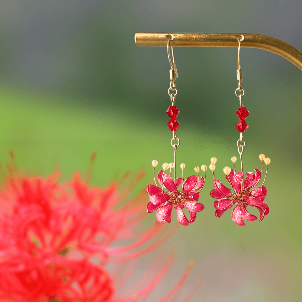 【ピアス】キラキラ輝く 彼岸花とふたつの輝き ／ 曼珠沙華 ／ サージカルステンレス